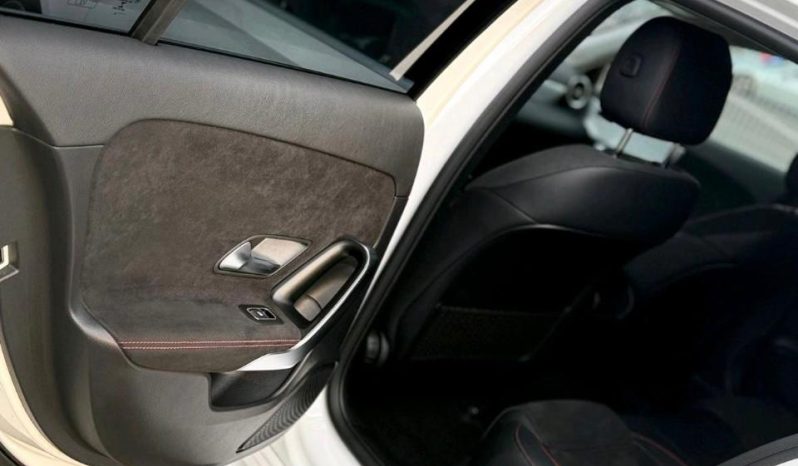 
								Mercedes CLA full									