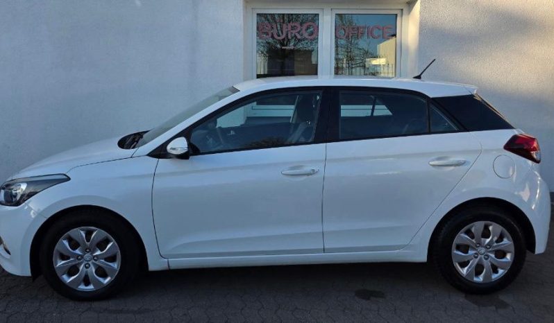 
								Hyundai i20 full									