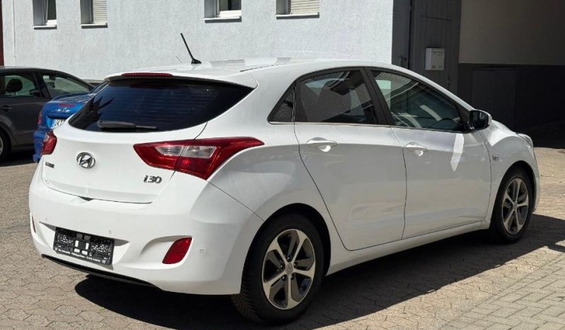 
								Hyundai i30 full									