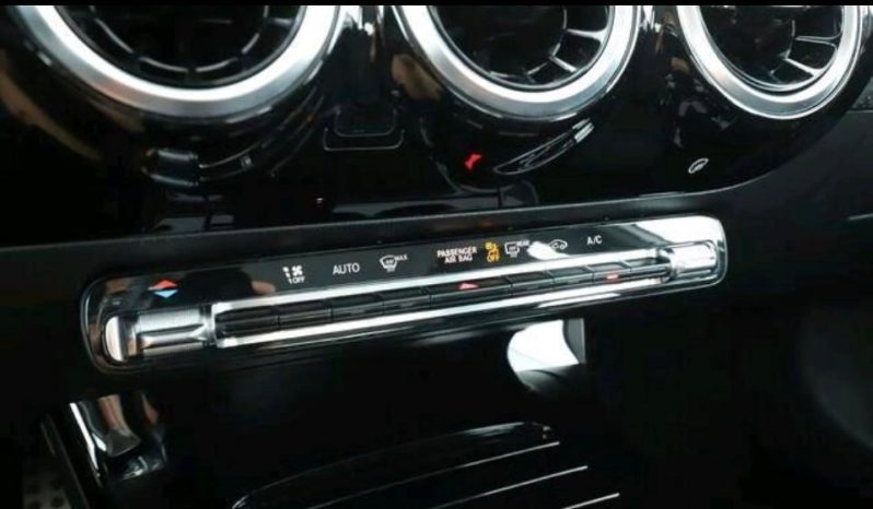 
								Mercedes CLA full									