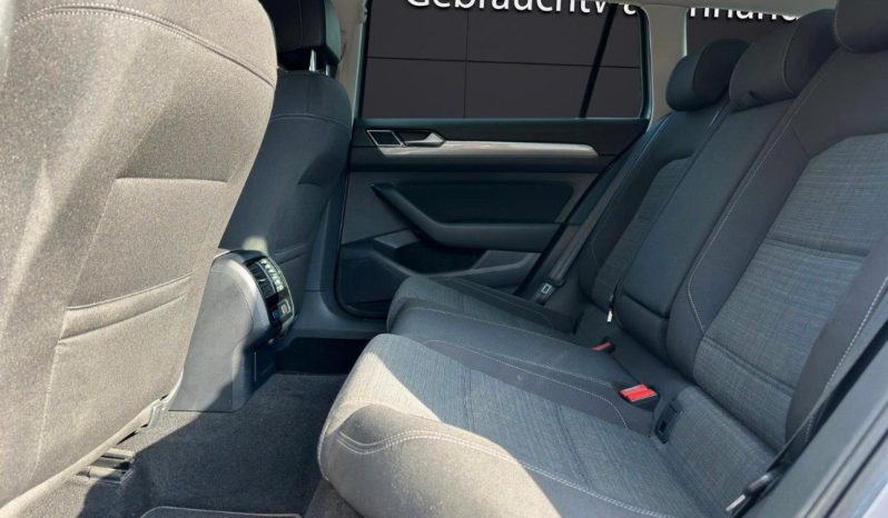 
								Volkswagen Passat full									