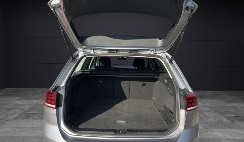 
								Volkswagen Passat full									