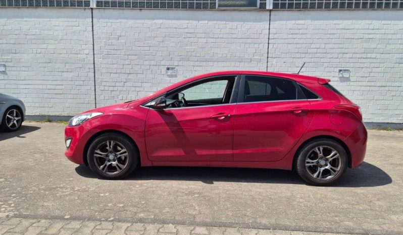 
								Hyundai i30 full									