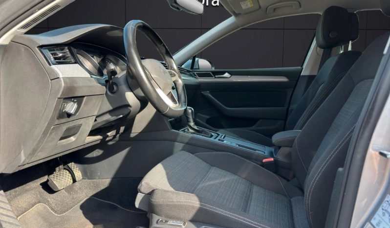 
								Volkswagen Passat full									